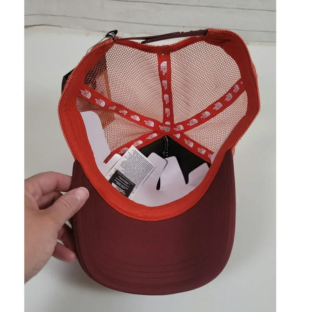 THE NORTH FACE LOGO TRUCKER HAT IN SUMAC, MARS DUST